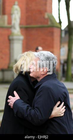 Haltern, Germania. 27 Mar, 2015. Il Premier del Land Renania settentrionale-Vestfalia, Hannelore Kraft (SPD, L) abbraccia il Presidente tedesco Joachim Gauck dopo un memoriale di servizio per un gruppo di studenti e di insegnanti di Joseph-Koenig scuola presso la chiesa locale a Haltern, Germania, 27 marzo 2015. Il gruppo di studenti e insegnanti erano a bordo del volo Germanwings 4U 9525, che si è schiantato nelle Alpi francesi, Francia meridionale il 24 marzo 2015, trasportare 150 passeggeri ed equipaggio a bordo. Foto: Marcel Kusch/dpa/Alamy Live News Foto Stock