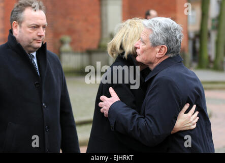 Haltern, Germania. 27 Mar, 2015. Il Premier del Land Renania settentrionale-Vestfalia, Hannelore Kraft (SPD, C) abbraccia il Presidente tedesco Joachim Gauck come il sindaco Haltern, Bodo Klimpel (CDU), guarda su dopo un memoriale di servizio per un gruppo di studenti e di insegnanti di Joseph-Koenig scuola presso la chiesa locale a Haltern, Germania, 27 marzo 2015. Il gruppo di studenti e insegnanti erano a bordo del volo Germanwings 4U 9525, che si è schiantato nelle Alpi francesi, Francia meridionale il 24 marzo 2015, trasportare 150 passeggeri ed equipaggio a bordo. Foto: Marcel Kusch/dpa/Alamy Live News Foto Stock