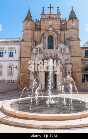 Fontana davanti alla facciata principale di Santa Cruz Monastero Foto Stock