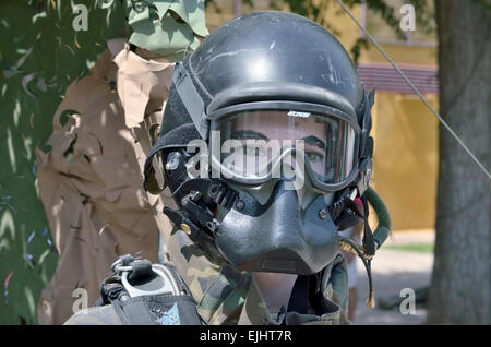 Elmetto militare con maschera Foto Stock