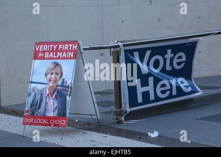 Sydney, Australia. Il 27 marzo 2015. Il Nuovo Galles del Sud le elezioni si terranno sabato 28 marzo. Pre-polling ha già iniziato per quelle ammissibili per il voto anticipato. Nella foto è un stand per sondaggi su Broadway, Ultimo. Credito: Richard Milnes/Alamy Live News Foto Stock