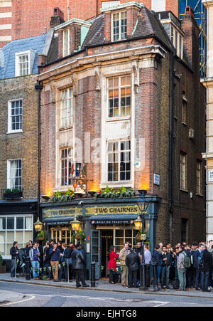 Folla di bere in strada al di fuori dei due presidenti pub Queen Anne's Gate, Londra, Inghilterra Foto Stock