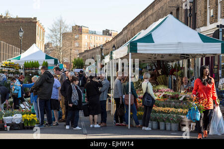Bancarelle e fiori a Columbia Road Flower Market, Londra, Inghilterra Foto Stock