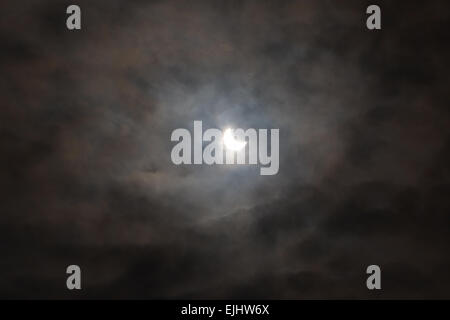 Sun eclipse con cielo nuvoloso scuro, mistero Foto Stock