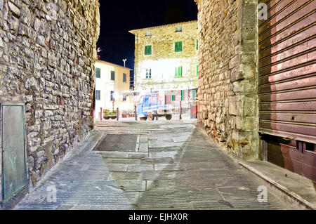 CAMPIGLIA MARITTIMA, Italia - 18 febbraio 2014: vista notturna della strada medievale a Campiglia Marittima Toscana. Campiglia Foto Stock