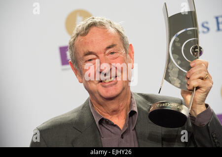 Musicista britannico Nick Mason, un membro fondatore dei Pink Floyd, pone con il suo premio nel 'band Rock/Pop internazionale' categoria dopo l'eco musica cerimonia di premiazione che si terrà a Berlino (Germania), 26 marzo 2015. I premi sono stati presentati per la ventiquattresima volta. Foto: Matthias esitano di fronte/dpa Foto Stock