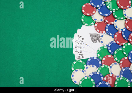 10 A Ace spade straight flush di mazze e un sacco di chips sul casino tavolo con spazio di copia Foto Stock