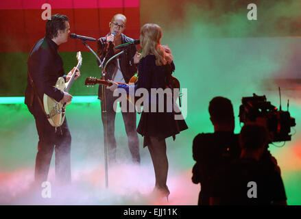 Berlino, Germania. 26 Mar, 2015. Cantante svizzera Stefanie HEINZ MAN (C) e i membri della band olandese la comune Linnets, Ilse DeLange (seconda R) e JB Meijers, eseguire sul palco wduring l'eco musica cerimonia di premiazione che si terrà a Berlino (Germania), 26 marzo 2015. I premi sono stati presentati per la ventiquattresima volta. Foto: Britta Pedersen/dpa/Alamy Live News Foto Stock