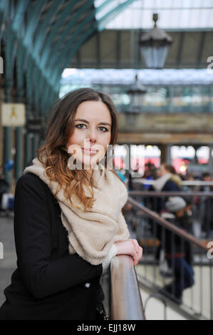Londra Inghilterra Regno Unito - una giovane donna nel suo 20s di shopping in Covent Garden District di Londra Foto Stock
