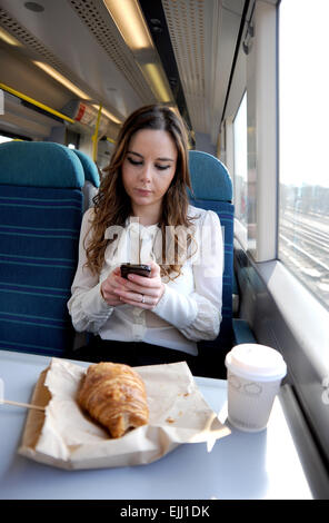 Giovane donna passeggero su una rampa meridionale in treno da Brighton a Londra REGNO UNITO Foto Stock