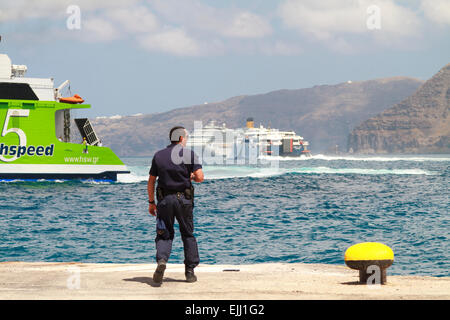 SANTORINI, Grecia - 30 Maggio 2014: Porta di autorità poliziotto al porto di occupato l'isola greca di Santorini come fast ferry's Foto Stock