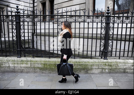 Londra Inghilterra Regno Unito - Giovane donna con sacco a piedi attraverso Londra Foto Stock