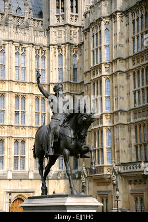 Londra REGNO UNITO - statua del re Richard 1a o di Riccardo Cuor di Leone al di fuori della sede del Parlamento Westminster Londra Inghilterra REGNO UNITO Foto Stock