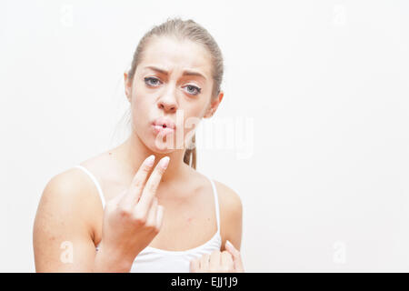 Questa ragazza fa un gesto per chiedere a qualcuno se lui o lei ha una sigaretta Foto Stock