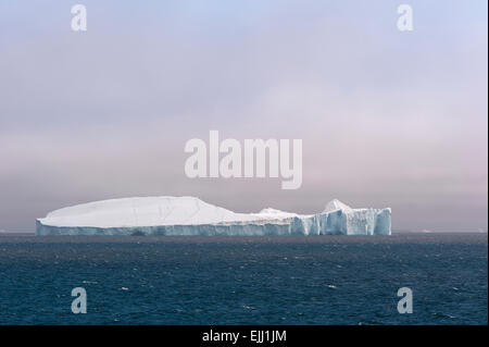 Un grande iceberg galleggia nella baia di Disko, Groenlandia Foto Stock