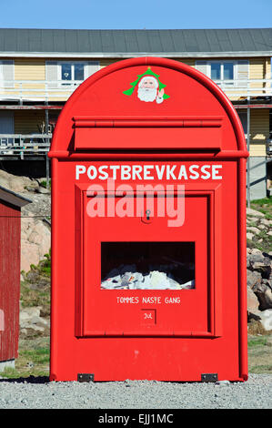 ILLULISAT, QAASUITSUP / Groenlandia - 17 giugno: grande come una piccola casa, Santa's postbox si eleva alto in Illulisat, Greeenland su th Foto Stock