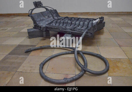 Matthew Barney, Ford Crown Victoria, fiume di fondamento, un Gesamtkunstwerk, ri-incarnazione in 3 vetture Foto Stock