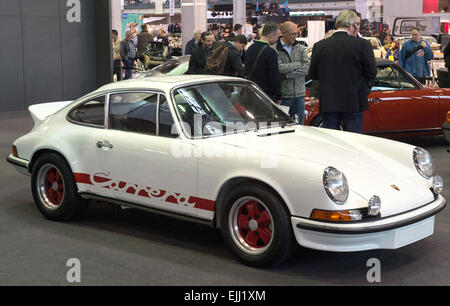 Stuttgart, Germania. 26 Mar, 2015. Un vintage Porsche 2, 7 RS Touring dal 1973 (anteriore) e una Ford T Dr. Coupé da 1919 (retro) sono in mostra presso la vettura vintage fair classici del passato a Stoccarda, Germania, 26 marzo 2015. I classici del passato viene eseguito fino al 29 marzo 2015. Foto: Marijan Murat/dpa/Alamy Live News Foto Stock