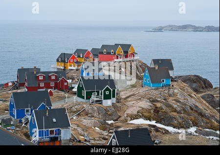 SISIMIUT, QEQQATA / Groenlandia - 12 giugno: case colorate appollaiato sulle rocce in Sisimiut, Groenlandia su giugno 12th, 2013 Foto Stock