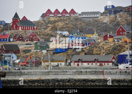 SISIMIUT, QEQQATA / Groenlandia - 12 giugno: La città di Sisimiut, Groenlandia visto dal mare su giugno 12th, 2013 Foto Stock