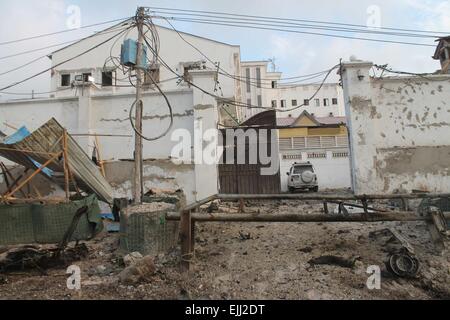 Mogadiscio, Somalia. 27 Mar, 2015. Foto scattata a Marzo 27, 2015 mostra il cancello anteriore di Maka Al-mukarama Hotel dopo un'esplosione a Mogadiscio, capitale della Somalia, il 27 marzo 2015. Almeno cinque persone sono state uccise e decine di feriti in un attentato auto esplosione nella capitale somala Mogadiscio Venerdì, le autorità di polizia hanno confermato. Credito: Abdirahman Hussien/Xinhua/Alamy Live News Foto Stock