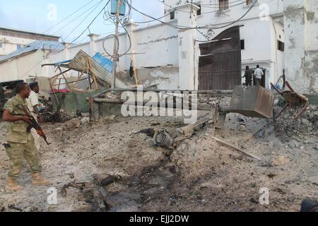 Mogadiscio, Somalia. 27 Mar, 2015. Gli ufficiali di polizia controllare il cancello anteriore di Maka Al-mukarama Hotel dopo un'esplosione a Mogadiscio, capitale della Somalia, il 27 marzo 2015. Almeno cinque persone sono state uccise e decine di feriti in un attentato auto esplosione nella capitale somala Mogadiscio Venerdì, le autorità di polizia hanno confermato. Credito: Abdirahman Hussien/Xinhua/Alamy Live News Foto Stock