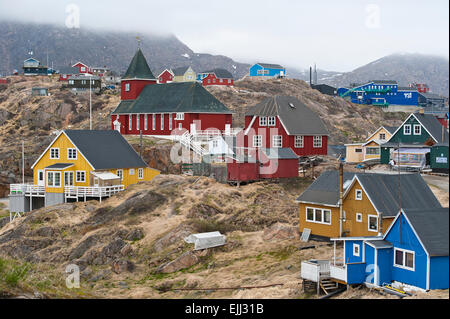 SISIMIUT, QEQQATA / Groenlandia - 12 giugno: case colorate, compresa la chiesa in Groenlandia Sisimiut, su giugno 12th, 2013 Foto Stock