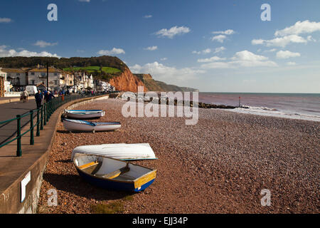 Barche a remi sulla spiaggia di ciottoli a Sidmouth, nel Devon, Inghilterra, Regno Unito Foto Stock