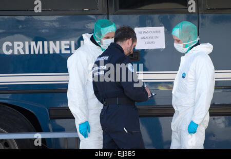 Seyne Les Alpes, Francia. 27 Mar, 2015. La polizia di gendarmeria e specialisti forensi in conversazione davanti a un laboratorio mobile in Seyne Les Alpes, Francia, 27 marzo 2015. A Germanwings Airbus A320 si è schiantato vicino il 24 marzo 2015. Foto: DANIEL NAUPOLD/dpa/Alamy Live News Foto Stock