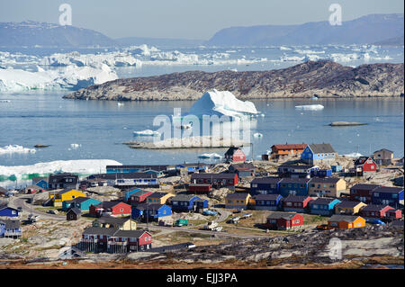 ILLULISAT, QAASUITSUP / GROENLANDIA - 17 GIUGNO: Vista da una collina vicina, che domina la città di Illulisat, Groenlandia, il 27th giugno Foto Stock