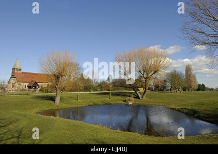 Vista sul laghetto al primo foro a una piccola chiesa Burnham on Crouch Golf Club Essex Inghilterra Foto Stock