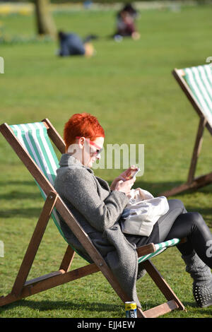 Green Park, London, Regno Unito. Il 27 marzo 2015. Primavera meteo e narcisi in piena fioritura, per i londinesi godendosi un po' di relax nel verde del parco. Credito: Matteo Chattle/Alamy Live News Foto Stock