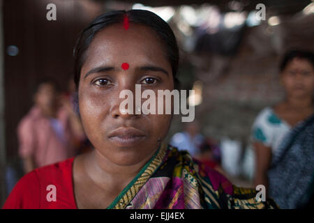 Narayangonj, Bangladesh. 27 Mar, 2015. Ritratto di una donna indù che hanno partecipato a "Astami snan', sante indù in bagno il vecchio fiume Brahmaputra. Almeno 10 persone sono morte, tra cui sette donne, in un parapiglia durante il 'Astami snan', sante indù in bagno il vecchio fiume Brahmaputra, a Langalbandh, Narayanganj Distretto in Bangladesh. Tutte le vittime sono di età superiore a 50, detto Narayanganj Sovrintendente supplementari aggiungendo che le autorità sono state chiedendo ai devoti no alla folla il sito dell'incidente. Credito: zakir hossain chowdhury zakir/Alamy Live News Foto Stock