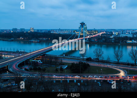 Ponte di UFO in Bratislava durante le ore di colore blu. Foto Stock