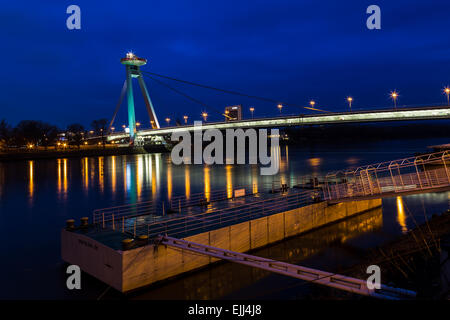 Ponte di UFO in Bratislava durante le ore di colore blu. Foto Stock