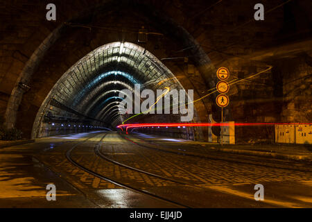 Tram in entrata in un tunnel di Bratislava. Foto Stock