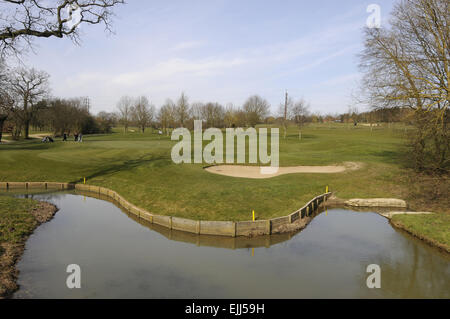 Vista su stream per il quarto foro a Toot Hill Golf Club Ongar Essex Inghilterra Foto Stock