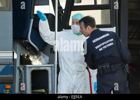 Seyne Les Alpes, Francia. 27 Mar, 2015. Scena del Crimine tecnici della gendarmeria in conversazione in Seyne Les Alpes, Francia, 27 marzo 2015. A Germanwings Airbus A320 si è schiantato vicino il 24 marzo 2015. Foto: DANIEL KARMANN/dpa/Alamy Live News Foto Stock