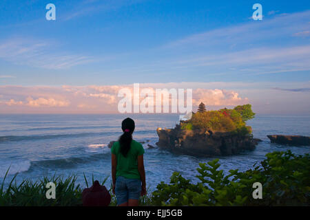 Tourist la visione di Tanah Lot all'alba. Isola di Bali, Indonesia Foto Stock