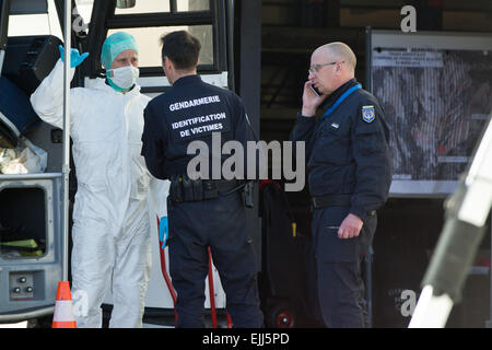 Seyne Les Alpes, Francia. 27 Mar, 2015. Scena del Crimine tecnici nella conversazione da un laboratorio mobile in Seyne Les Alpes, Francia, 27 marzo 2015. A Germanwings Airbus A320 si è schiantato vicino il 24 marzo 2015. Foto: DANIEL KARMANN/dpa/Alamy Live News Foto Stock