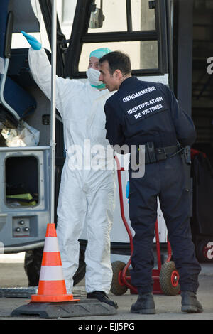 Seyne Les Alpes, Francia. 27 Mar, 2015. Scena del Crimine tecnici nella conversazione da un laboratorio mobile in Seyne Les Alpes, Francia, 27 marzo 2015. A Germanwings Airbus A320 si è schiantato vicino il 24 marzo 2015. Foto: DANIEL KARMANN/dpa/Alamy Live News Foto Stock