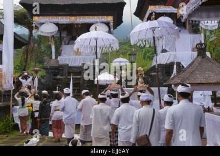 Pellegrini al Tempio madre di Besakih, il più importante e più grande e più sacro tempio di religione indù a Bali, in Indonesia Foto Stock