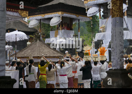 Pellegrini al Tempio madre di Besakih, il più importante e più grande e più sacro tempio di religione indù a Bali, in Indonesia Foto Stock