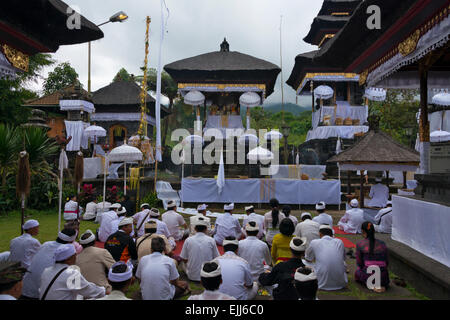 Pellegrini al Tempio madre di Besakih, il più importante e più grande e più sacro tempio di religione indù a Bali, in Indonesia Foto Stock