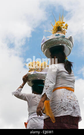 Pellegrini indù al Tempio madre di Besakih, il più importante e più grande e più sacro tempio di religione indù a Bali, in Indonesia Foto Stock