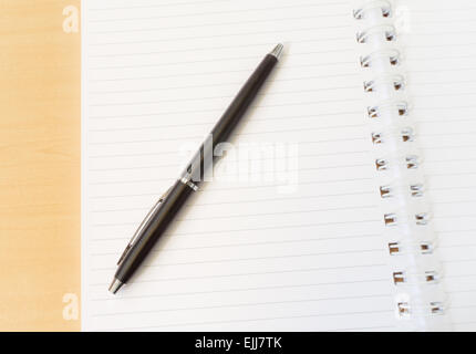 Due pagine di quaderno con penna nera su una superficie di legno con Idea Concept Foto Stock