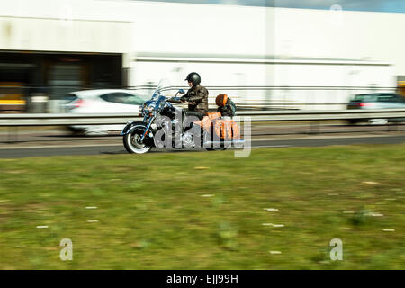 Moto dal "1901 Indian Motorcycle Company" che viaggia lungo il Kingsway a doppia carreggiata a Dundee, Regno Unito Foto Stock