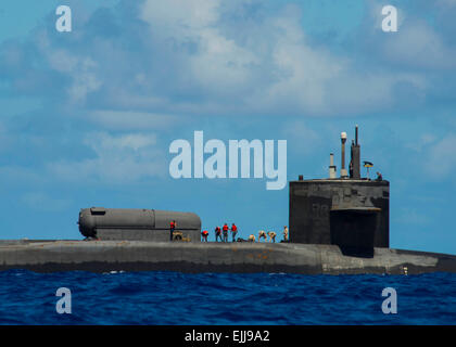 Noi Ricognizione Marina funzionamento speciale soldati preparare per il lancio di una rigida a scafo gommone a bordo dello scafo del guidato-missile submarine USS Michigan durante una piccola barca esercizio di distribuzione Marzo 24, 2015 in Apra Harbor, Guam. Foto Stock