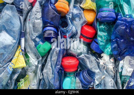 Le bottiglie di plastica riciclano i rifiuti di plastica Foto Stock