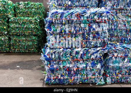 Bottiglie in plastica appiattite per il riciclaggio di rifiuti di plastica compressi Foto Stock